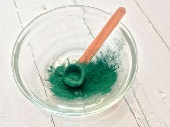 spirulina powder in bowl